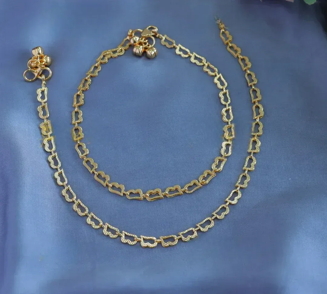 Gold-Like 'B' Alphabet Anklets
